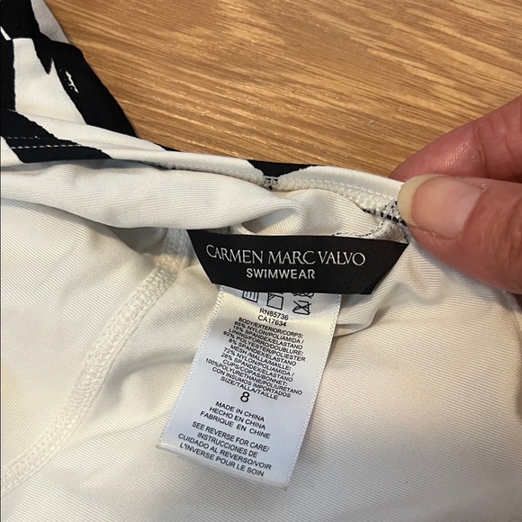 Carmen Marc Valvo Black and White One Piece Swimsuit size 8 excellent condition - Picture 3 of 4